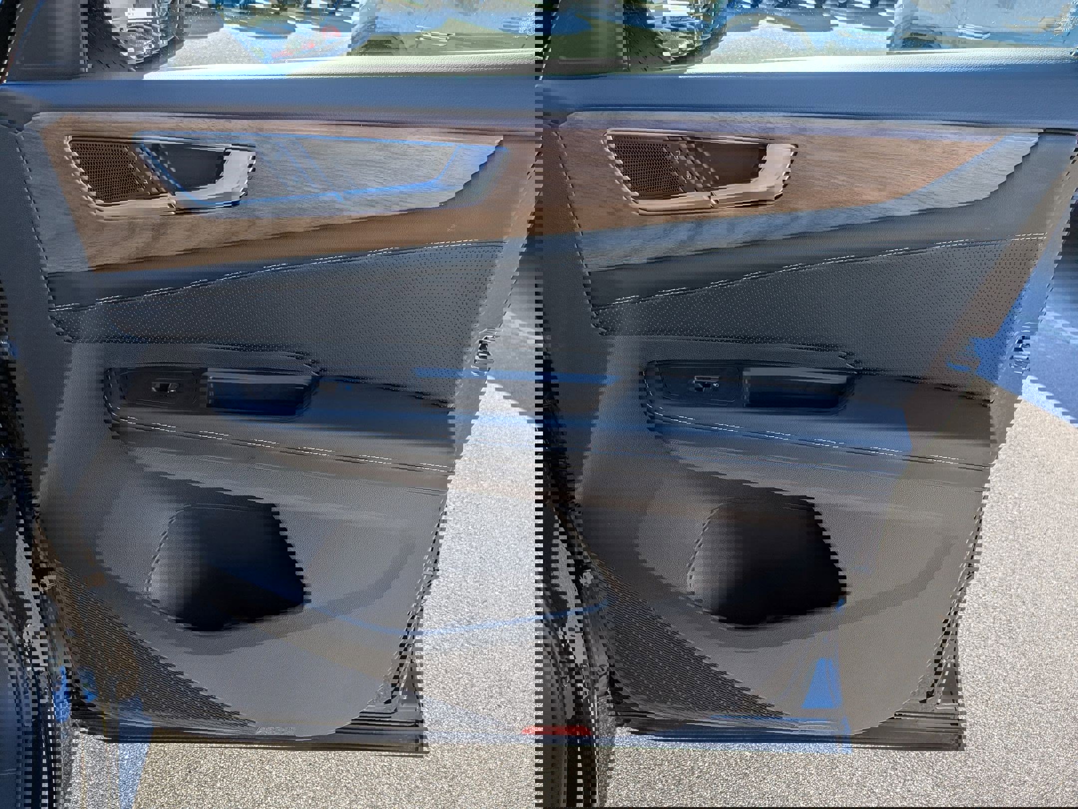 Used 2025 Volkswagen Atlas SE image 34