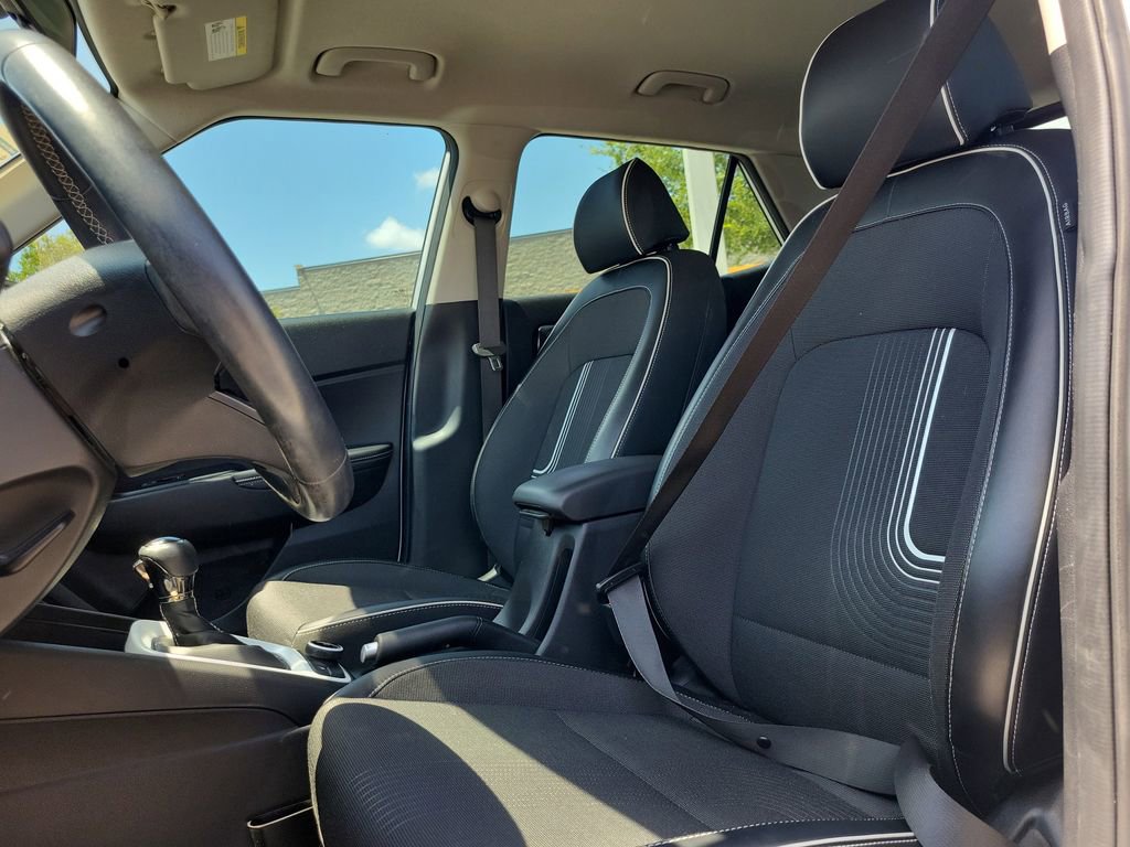 Used 2022 Hyundai Venue Limited FWD image 17