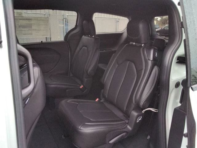 New 2026 Chrysler Pacifica Select AWD/4WD image 13