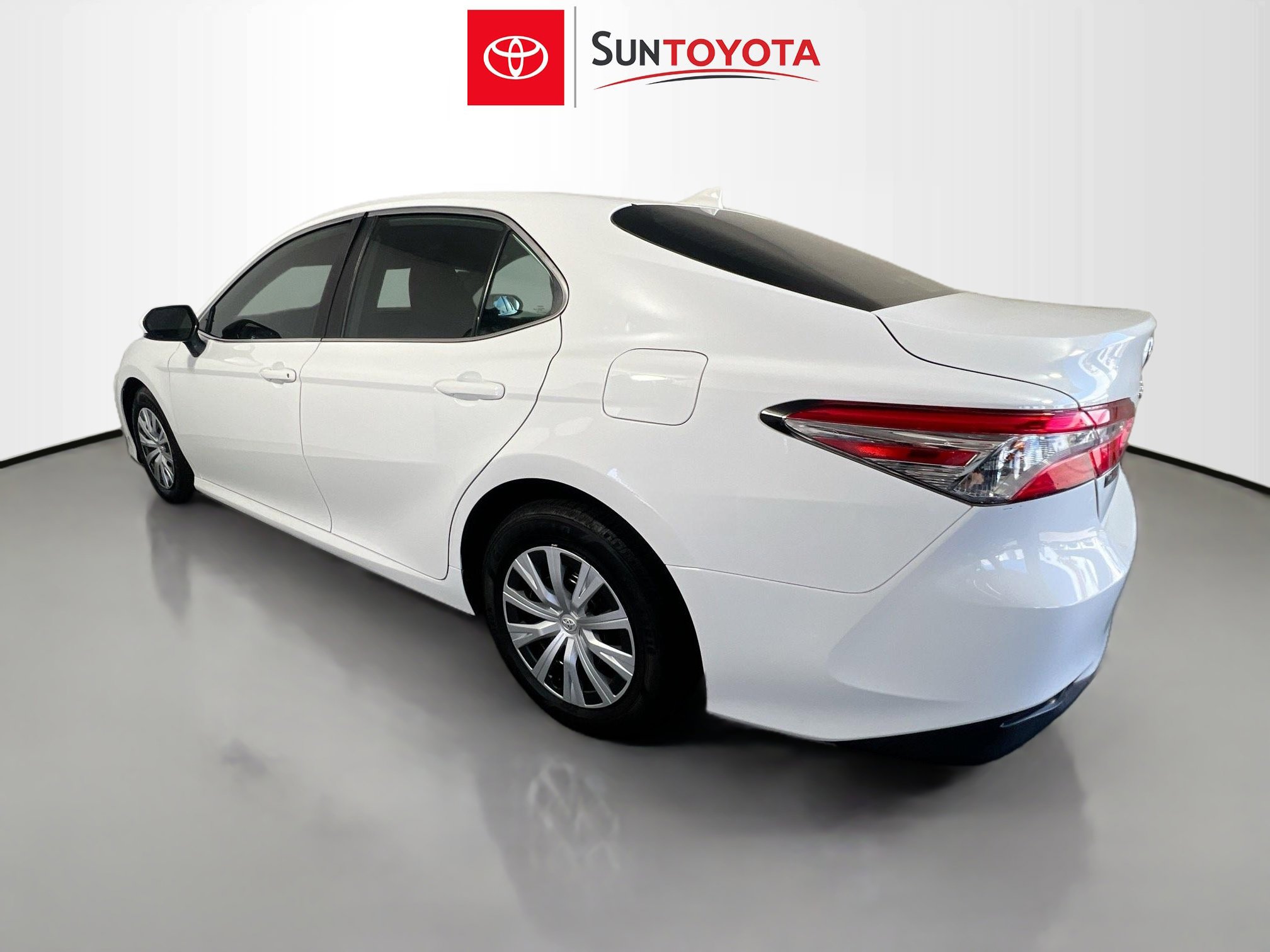 Used 2020 Toyota Camry L image 6