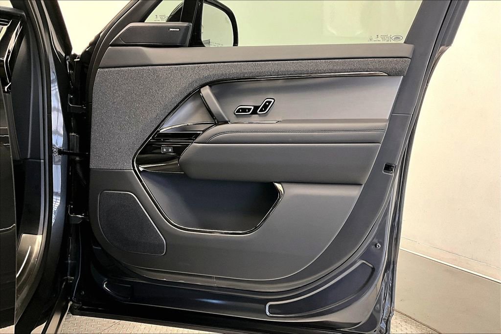 Used 2025 Land Rover Range Rover Sport SE image 19