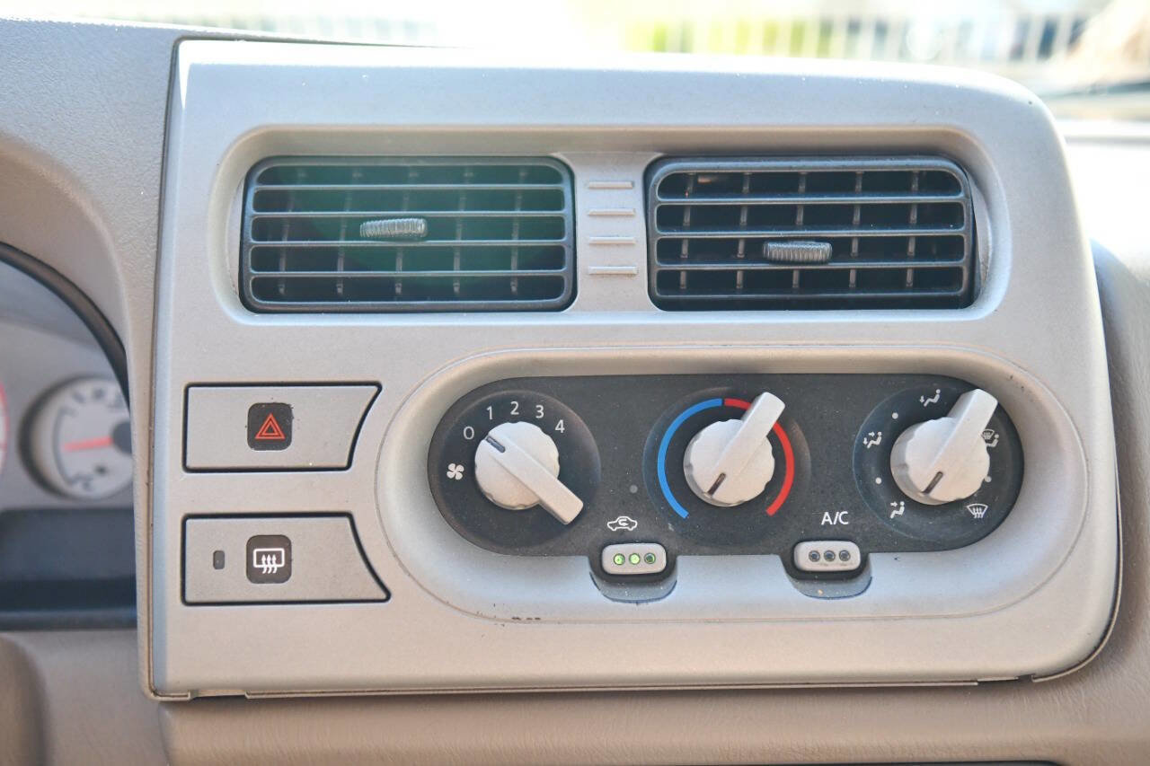 Used 2001 Nissan Frontier SE image 28