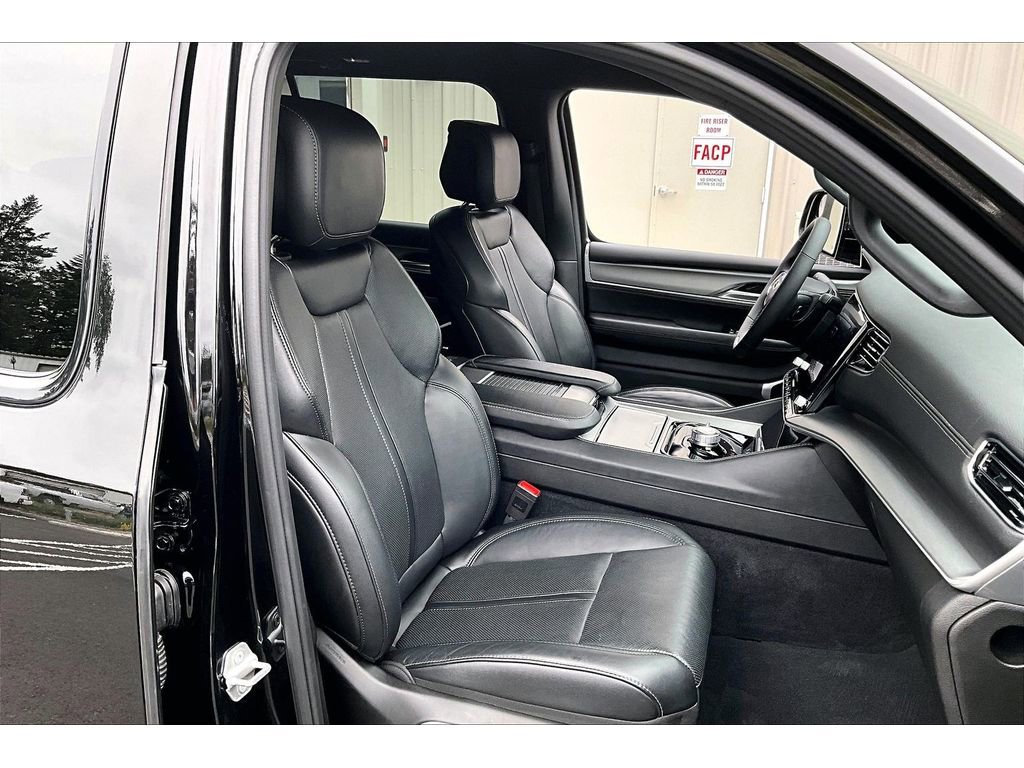 Used 2025 Jeep Wagoneer 4WD image 7