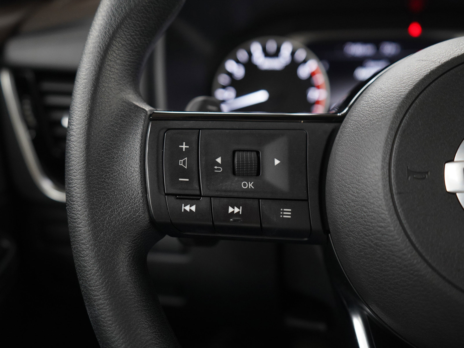 Used 2021 Nissan Rogue SV image 25