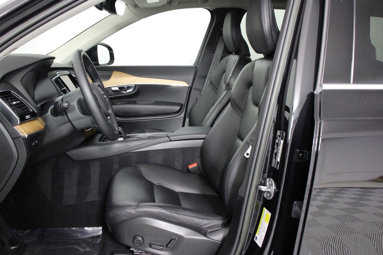 Certified 2023 Volvo XC90 T8 Plus w/ Protection Package Premier image 31