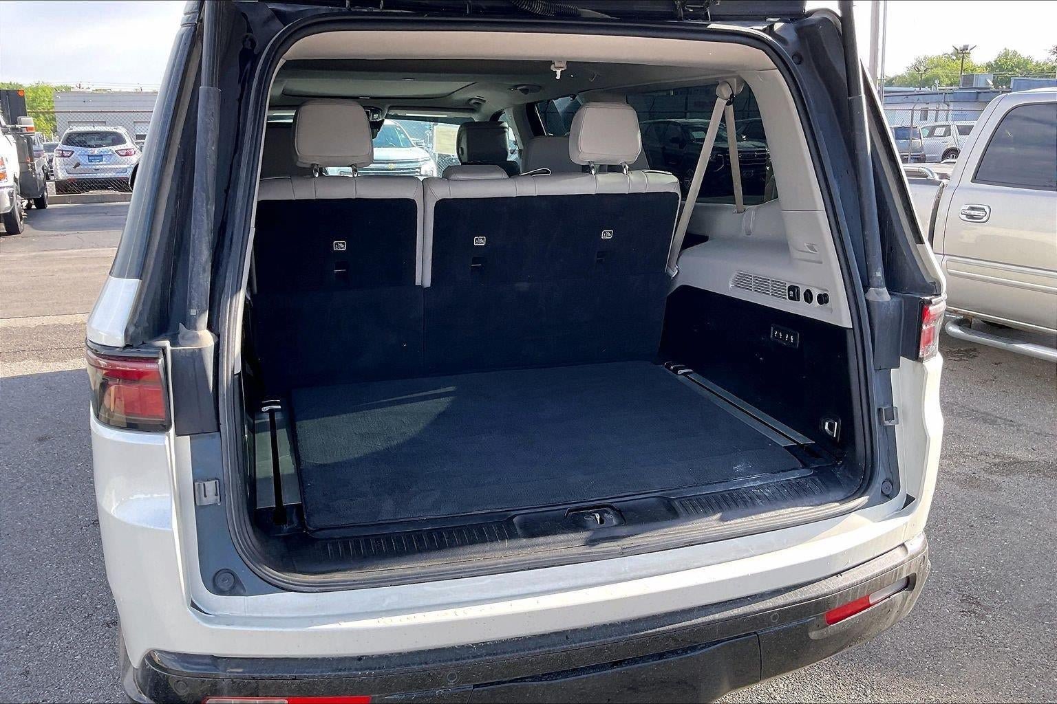Used 2023 Jeep Wagoneer L Series III w/ Premium Group I AWD/4WD image 4