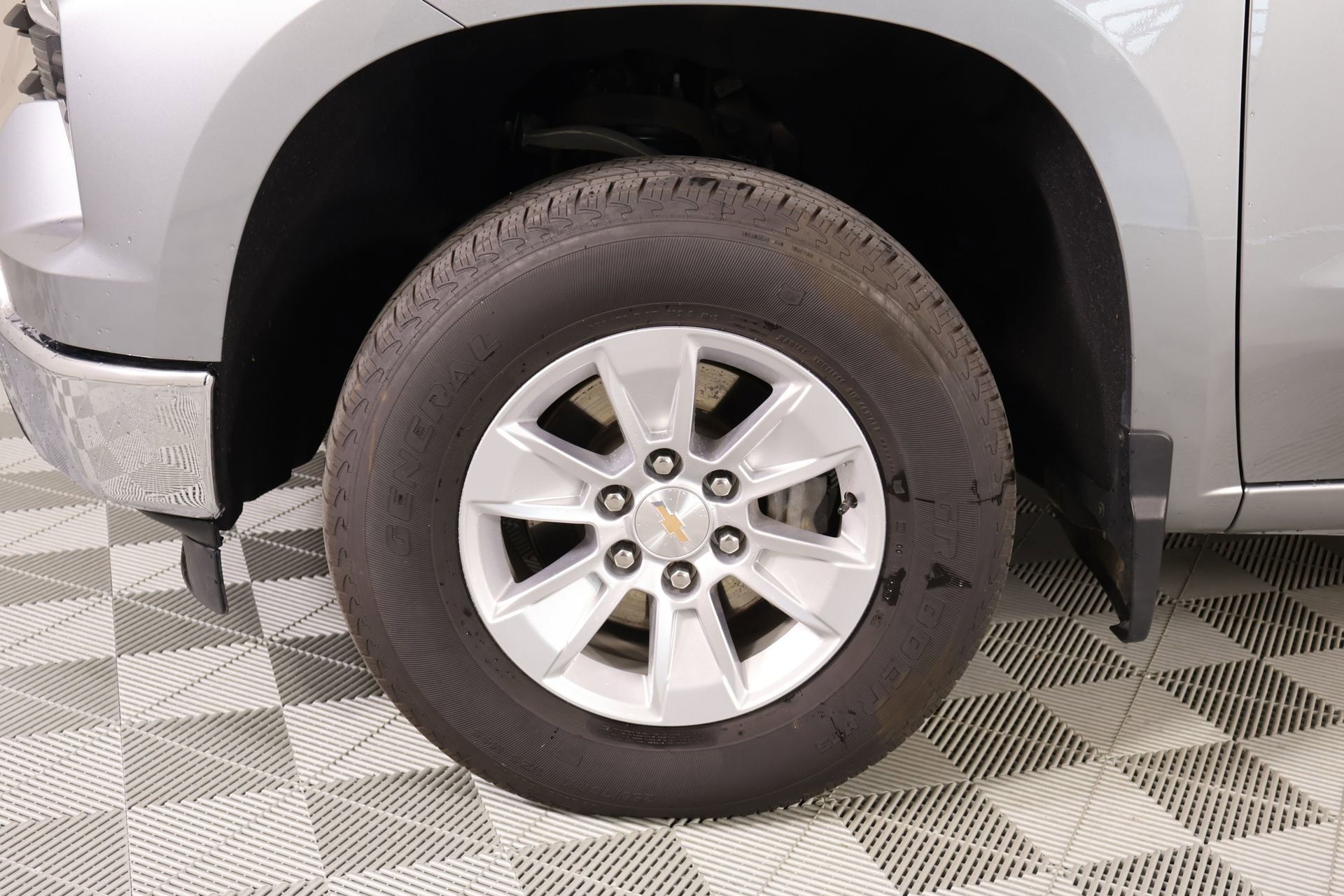 Used 2025 Chevrolet Silverado 1500 LT AWD/4WD image 17