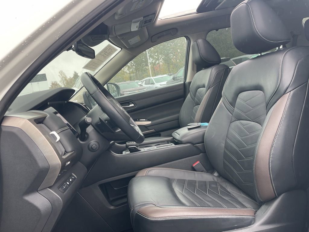 Used 2024 Nissan Pathfinder Platinum w/ Black Appearance Package image 9