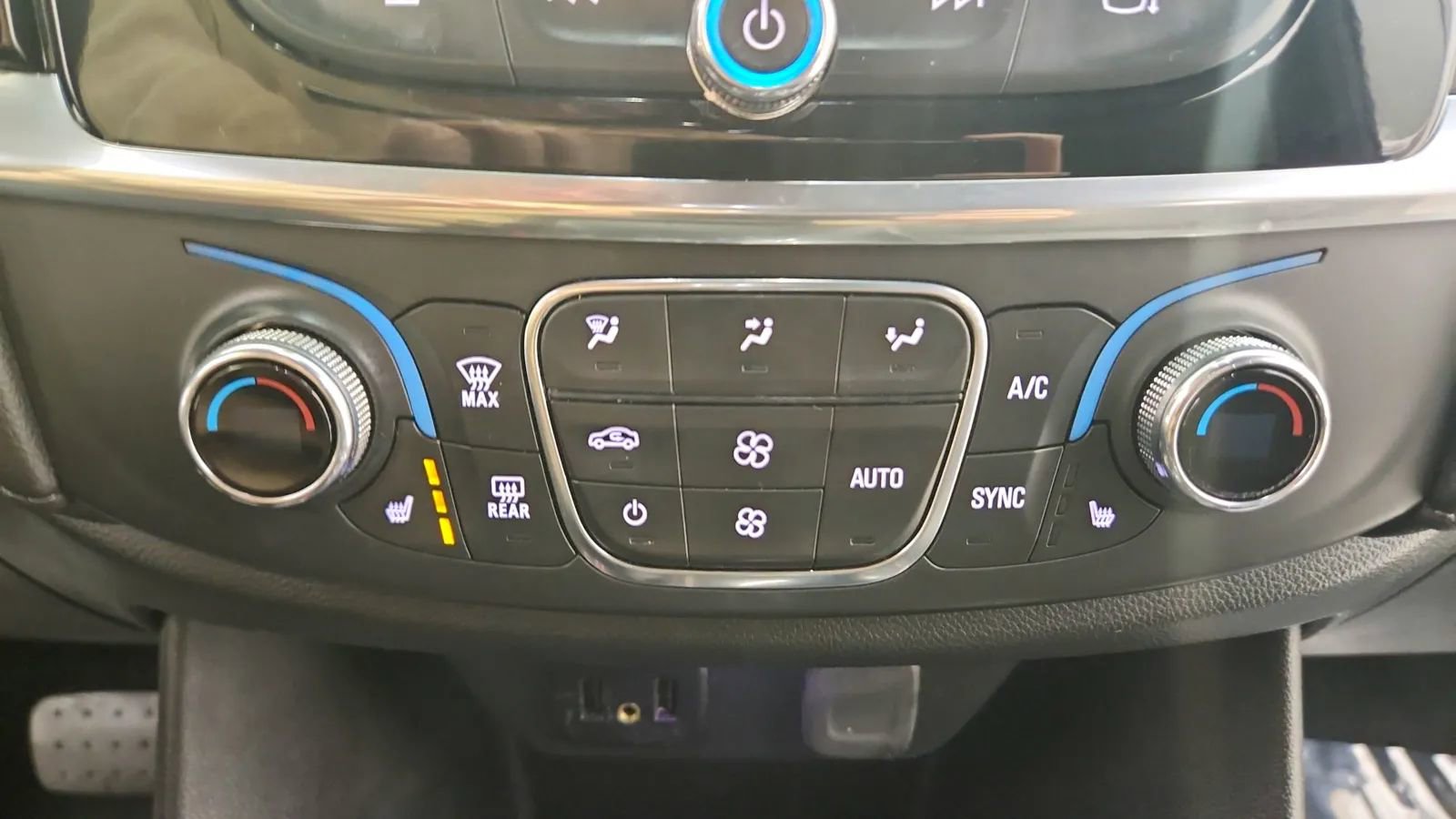 Used 2023 Chevrolet Traverse LT image 30