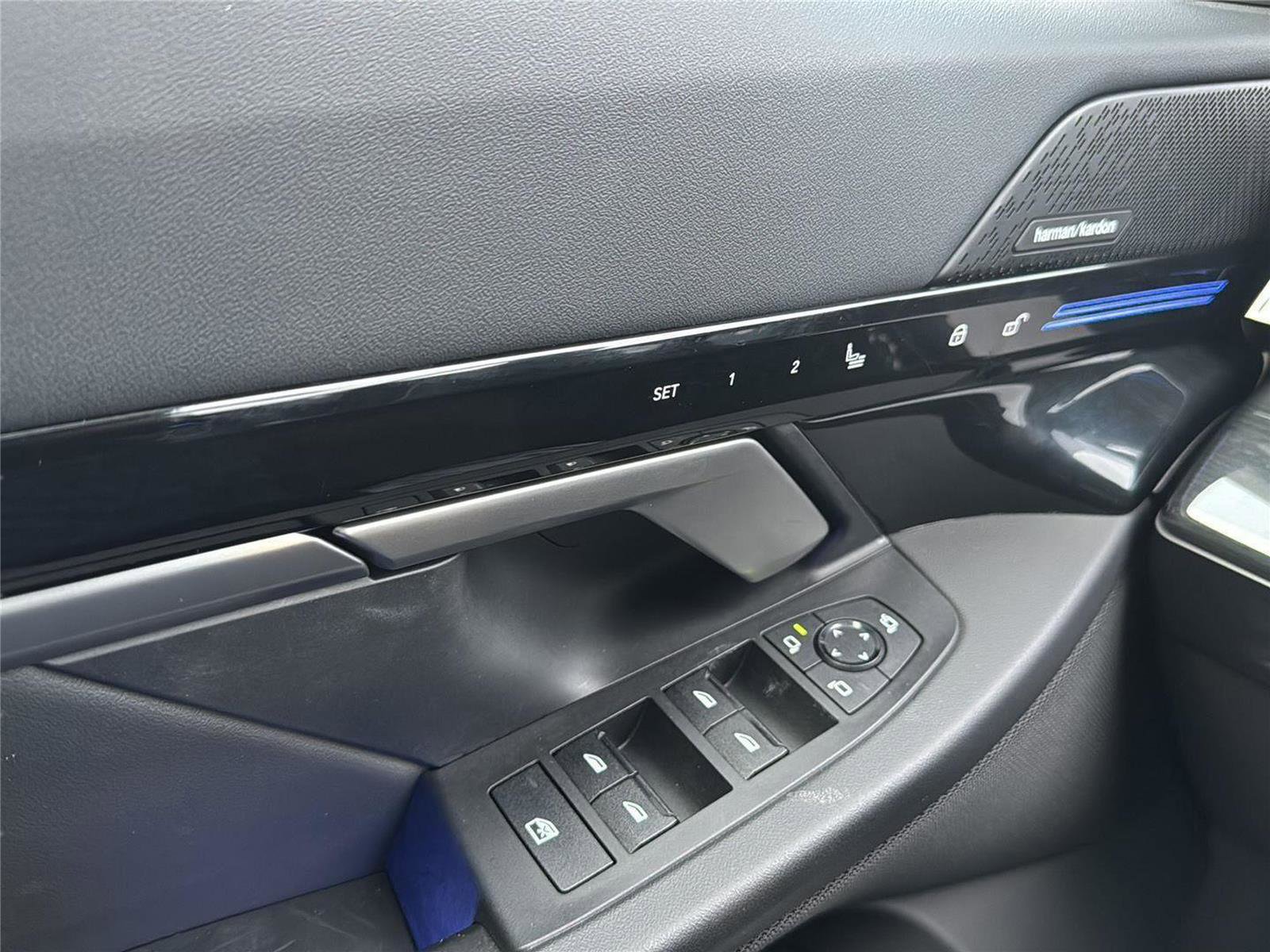 Used 2025 BMW 530i xDrive w/ Premium Package image 27