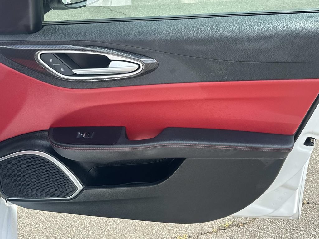 Used 2019 Alfa Romeo Giulia AWD w/ Quick Order Package 22J Sport image 13