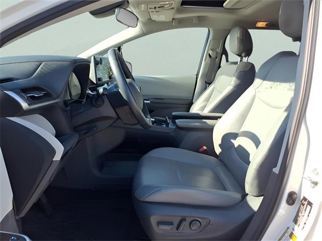 Used 2021 Toyota Sienna XLE image 25
