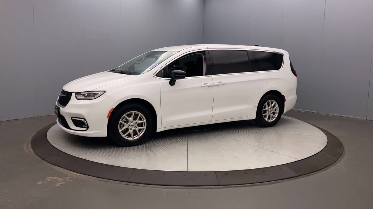 Used 2024 Chrysler Pacifica Touring-L FWD image 9