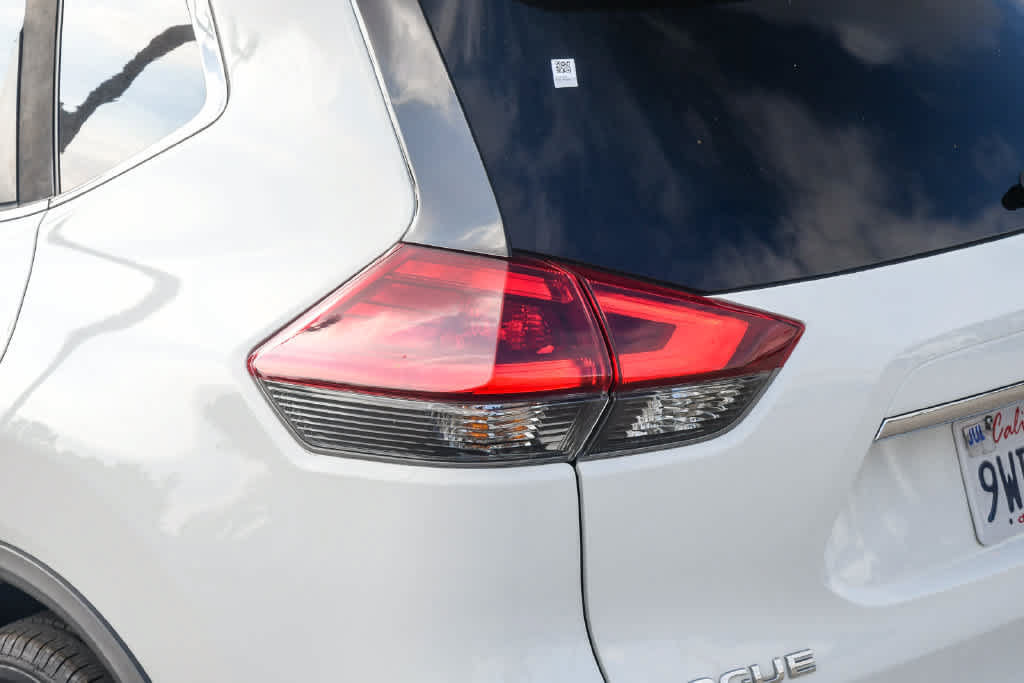 Used 2020 Nissan Rogue SV FWD image 7