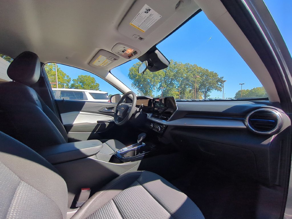 Used 2026 Chevrolet Trax LT FWD image 28