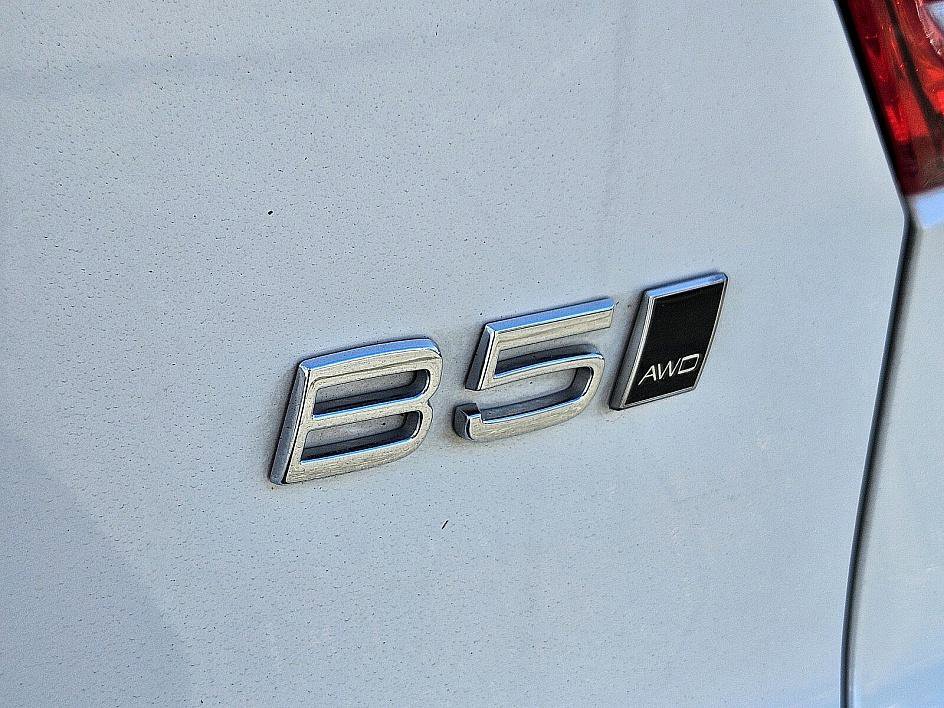 Used 2024 Volvo XC40 B5 Plus w/ Climate Package image 16