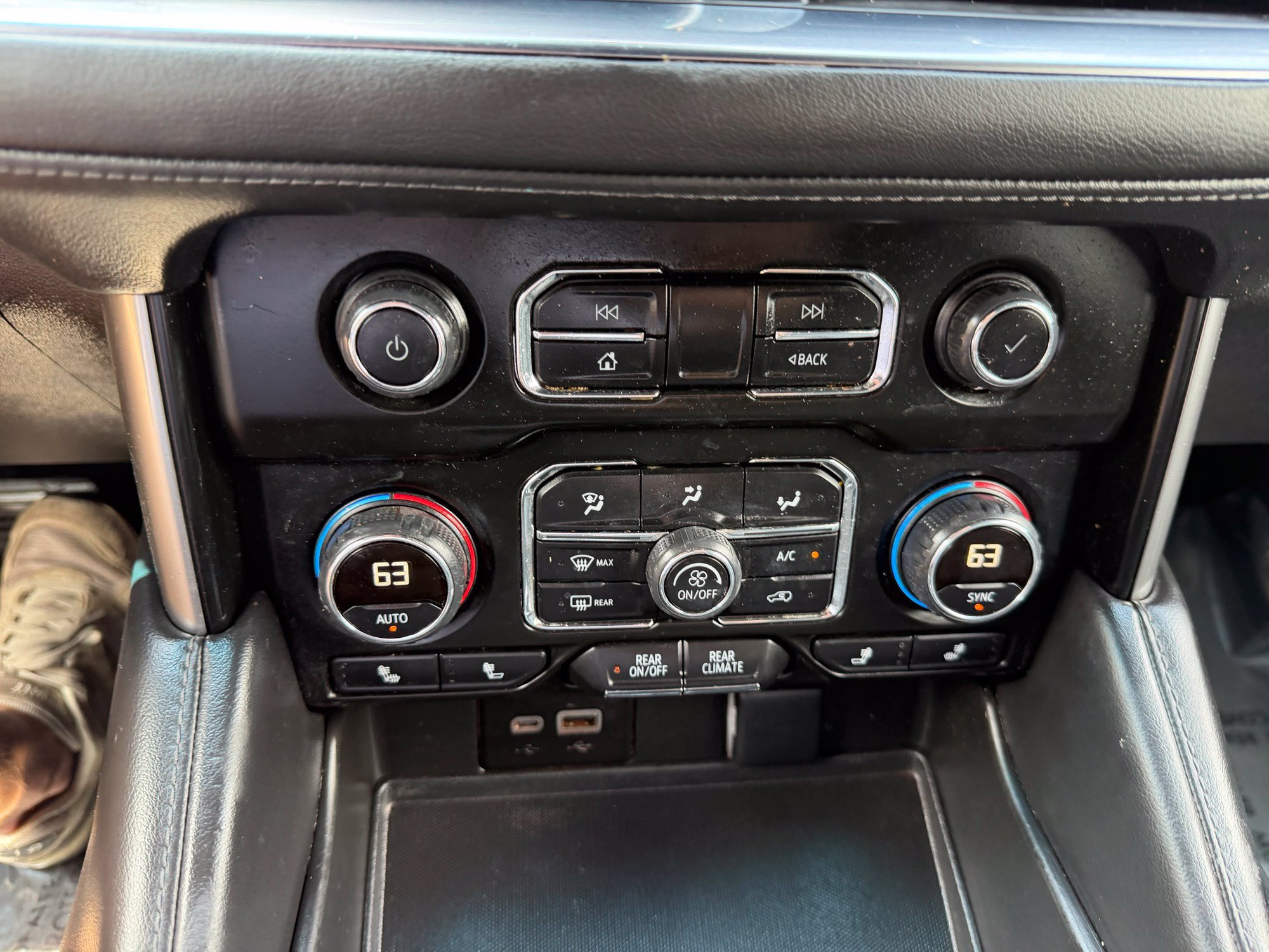 Used 2024 Chevrolet Suburban LT AWD/4WD image 27