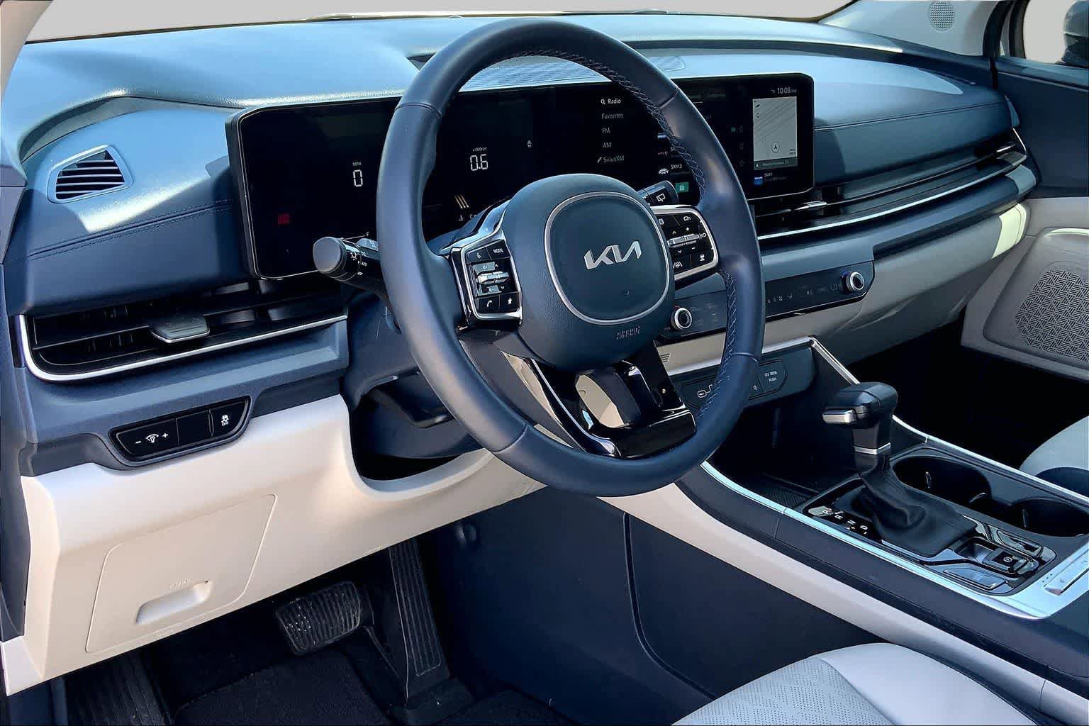 Used 2025 Kia Carnival EX FWD image 17