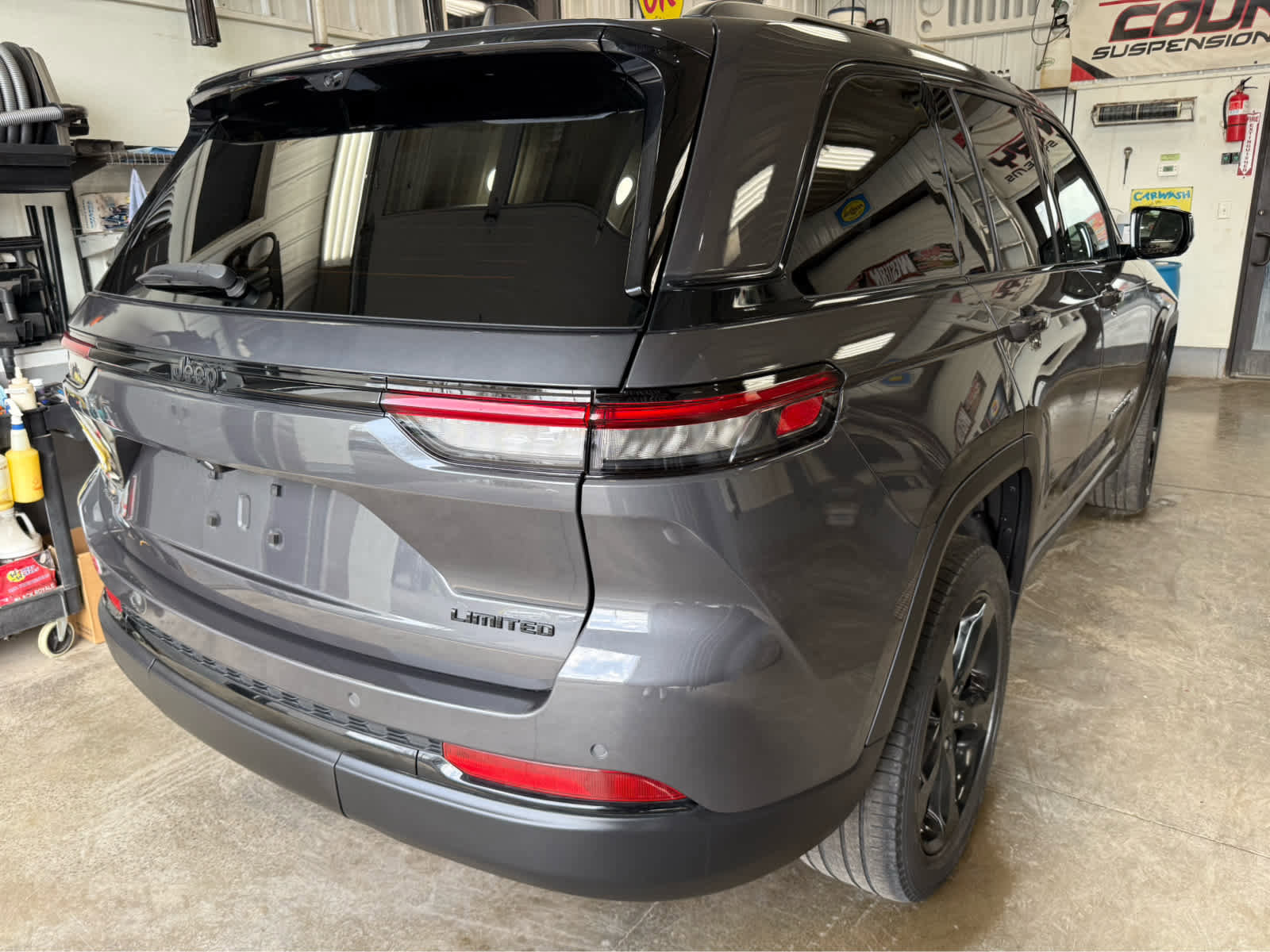 Used 2023 Jeep Grand Cherokee Limited w/ Luxury Tech Group II AWD/4WD image 5