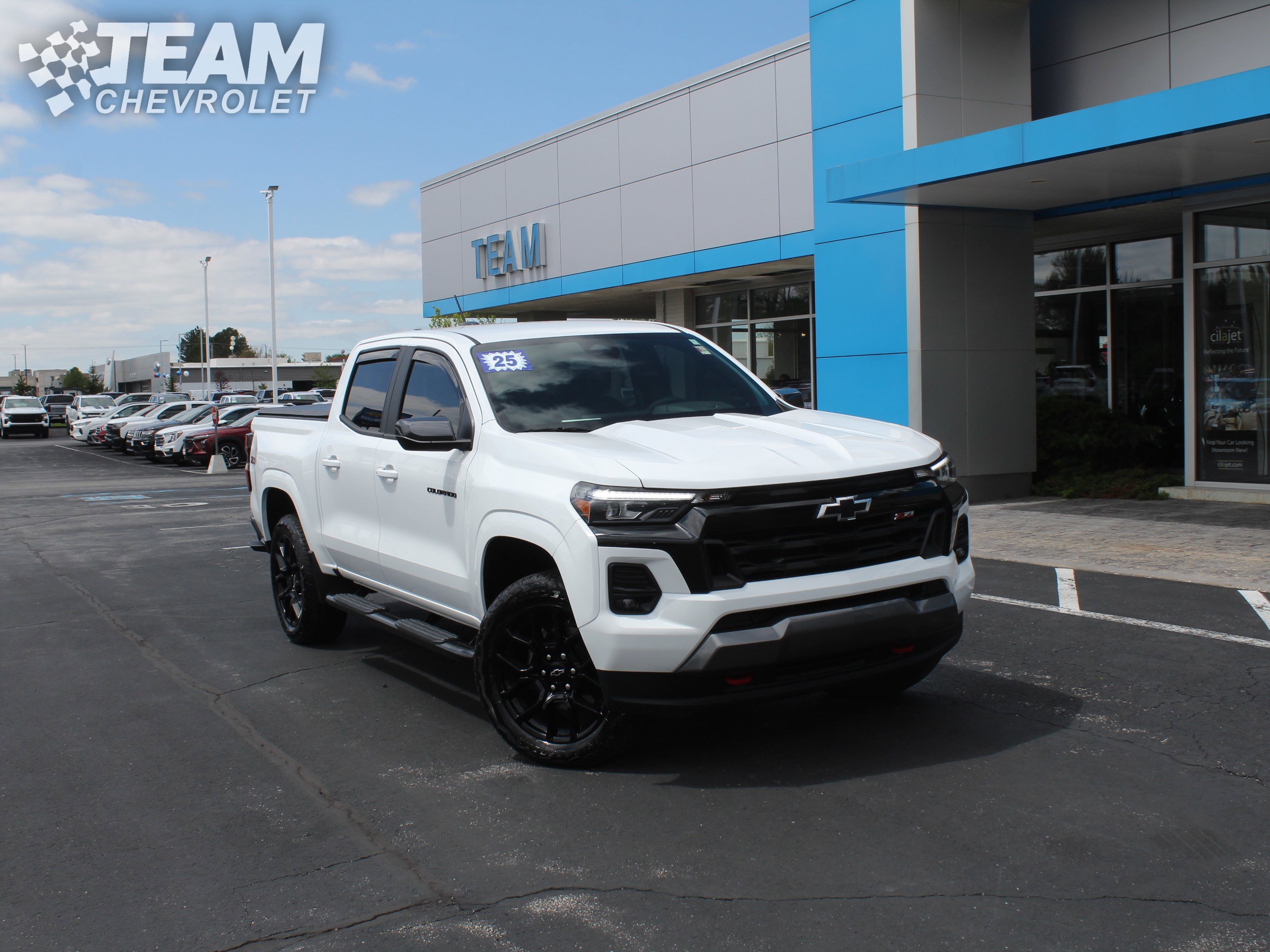 Used 2025 Chevrolet Colorado Z71 AWD/4WD image 2