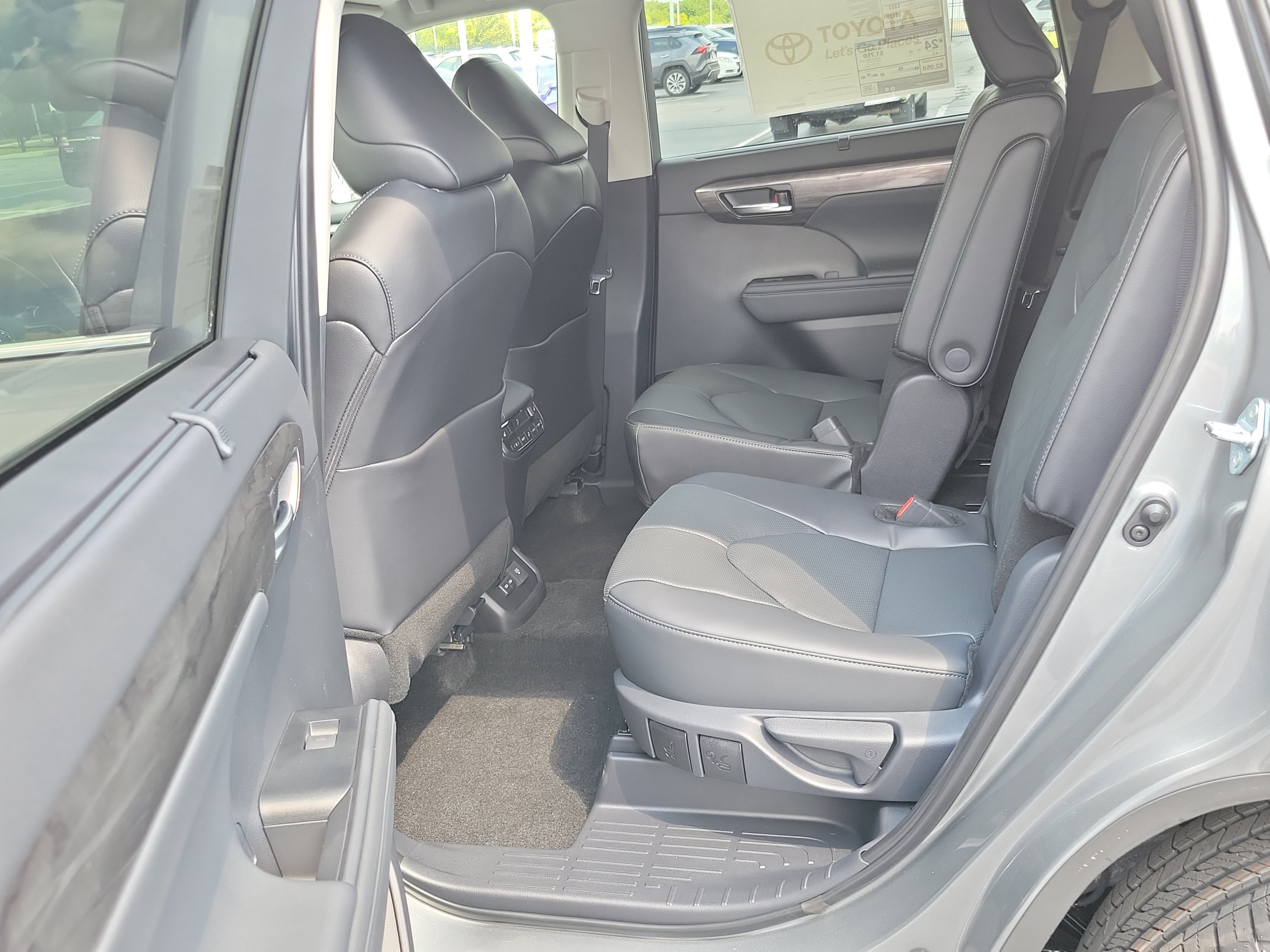 New 2026 Toyota Highlander Platinum AWD/4WD image 13