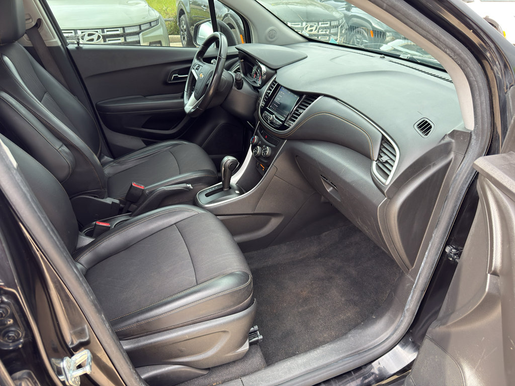 Used 2020 Chevrolet Trax LT w/ LT Convenience Package image 17