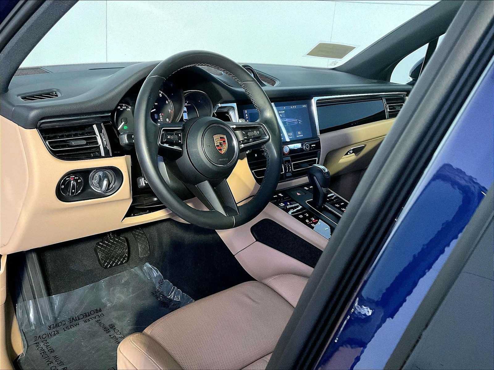 Certified 2023 Porsche Macan AWD/4WD image 4