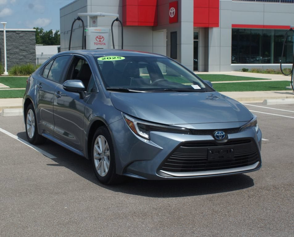 Used 2025 Toyota Corolla XLE FWD image 2