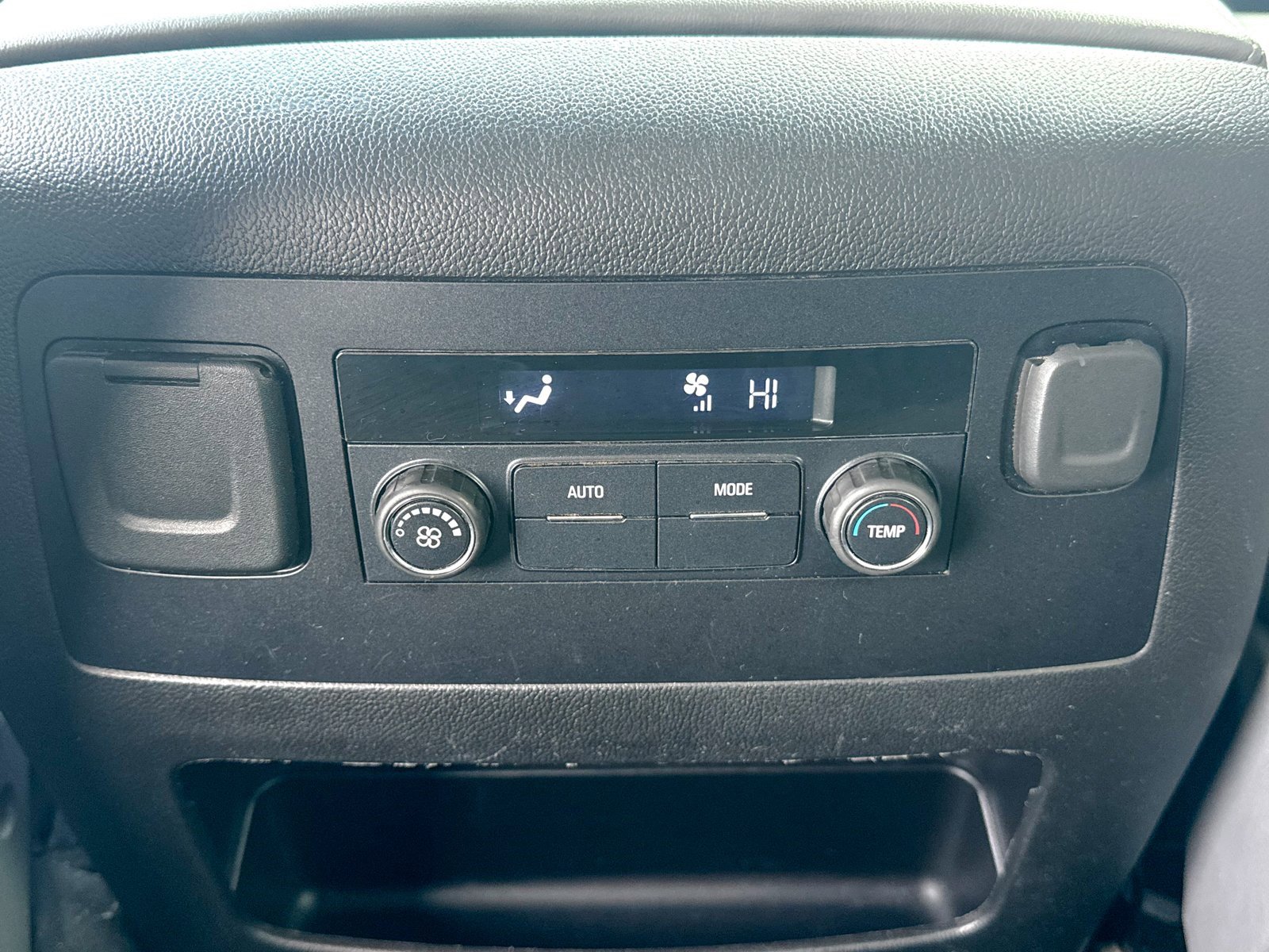 Used 2018 Chevrolet Suburban LT image 24