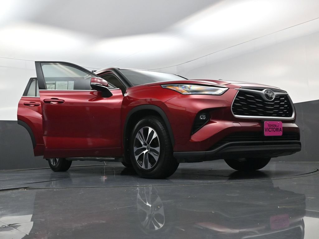 Used 2022 Toyota Highlander XLE FWD image 26