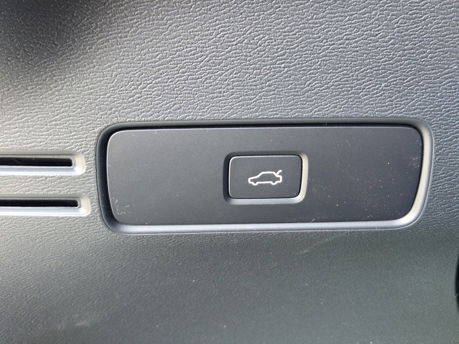 New 2025 Volvo XC40 B5 Core w/ Protection Package Premier image 25