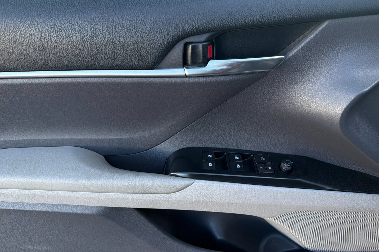 Used 2018 Toyota Camry SE w/ Moonroof Package FWD image 13