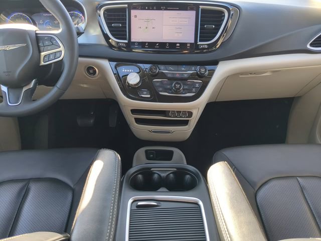 Used 2024 Chrysler Pacifica Touring-L image 17