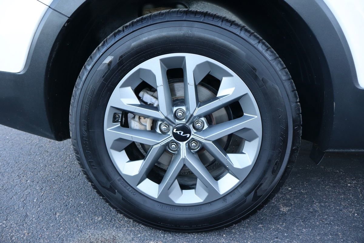 Used 2023 Kia Telluride LX image 45