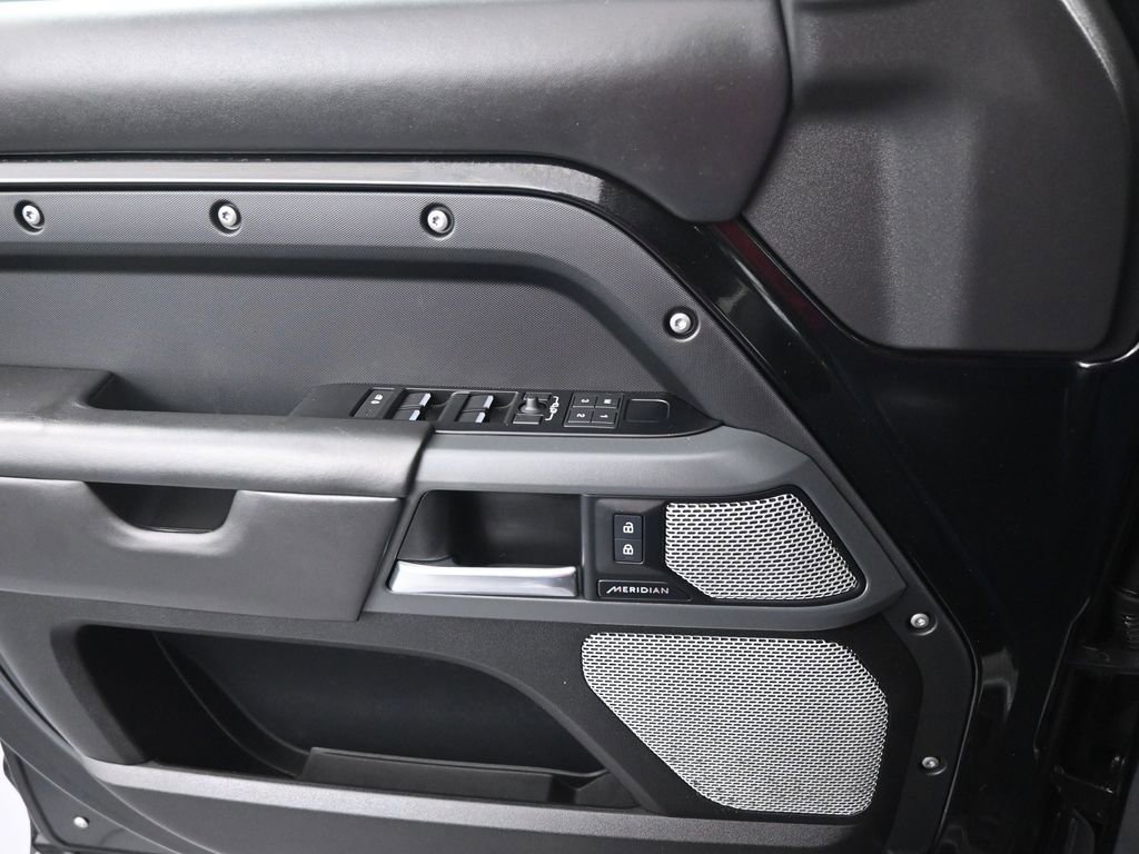 Used 2023 Land Rover Defender 130 X-Dynamic SE image 13