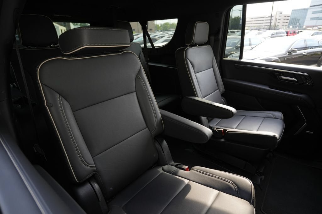 Used 2025 Chevrolet Suburban Premier AWD/4WD image 30