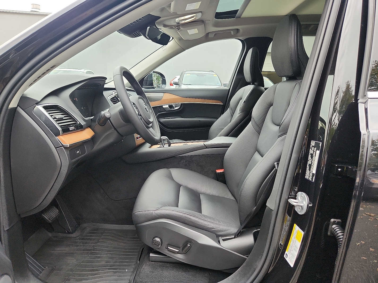 Certified 2024 Volvo XC90 B6 Plus w/ Protection Package Premier AWD/4WD image 13