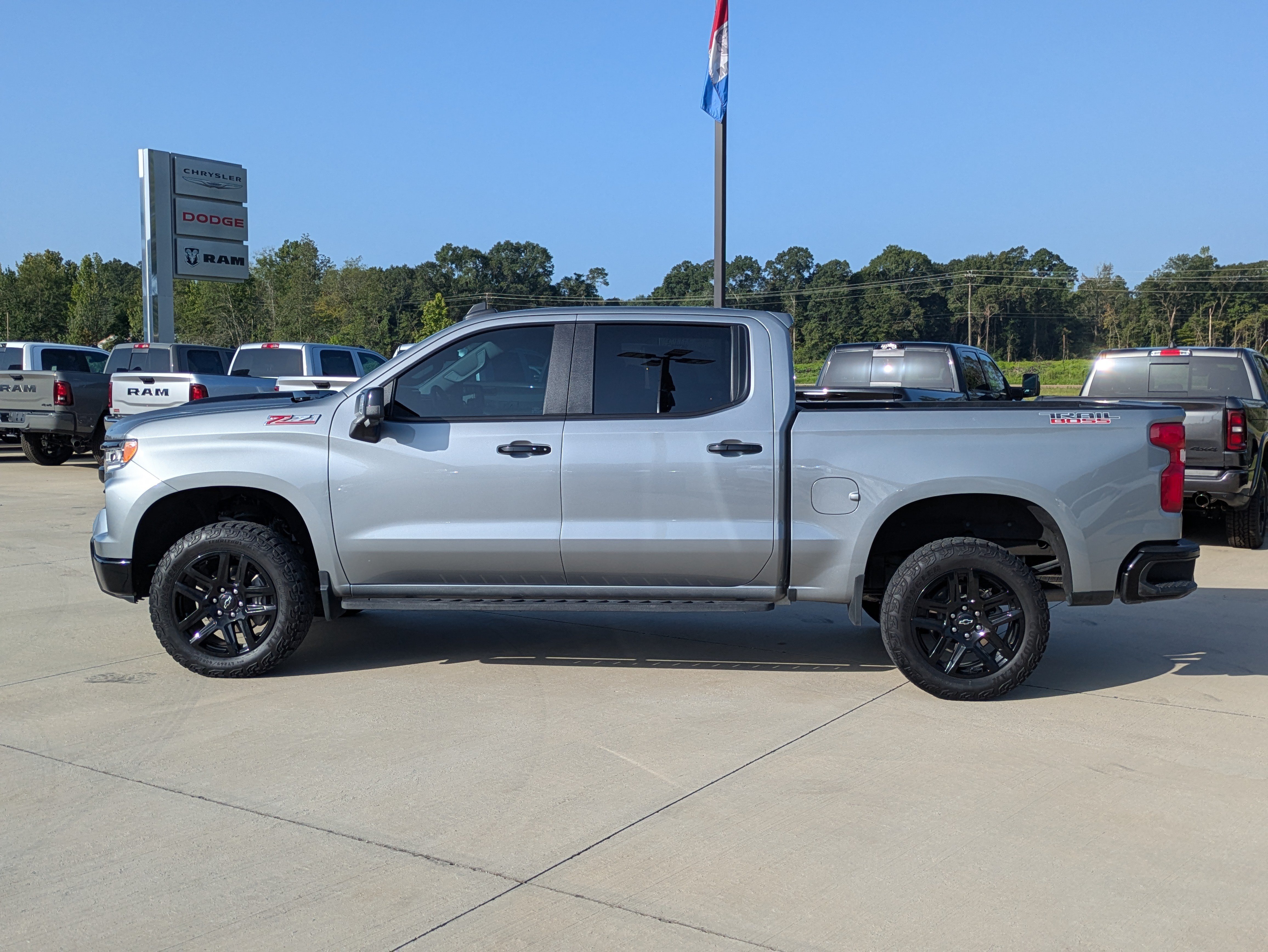 Used 2024 Chevrolet Silverado 1500 LT Trail Boss AWD/4WD image 2