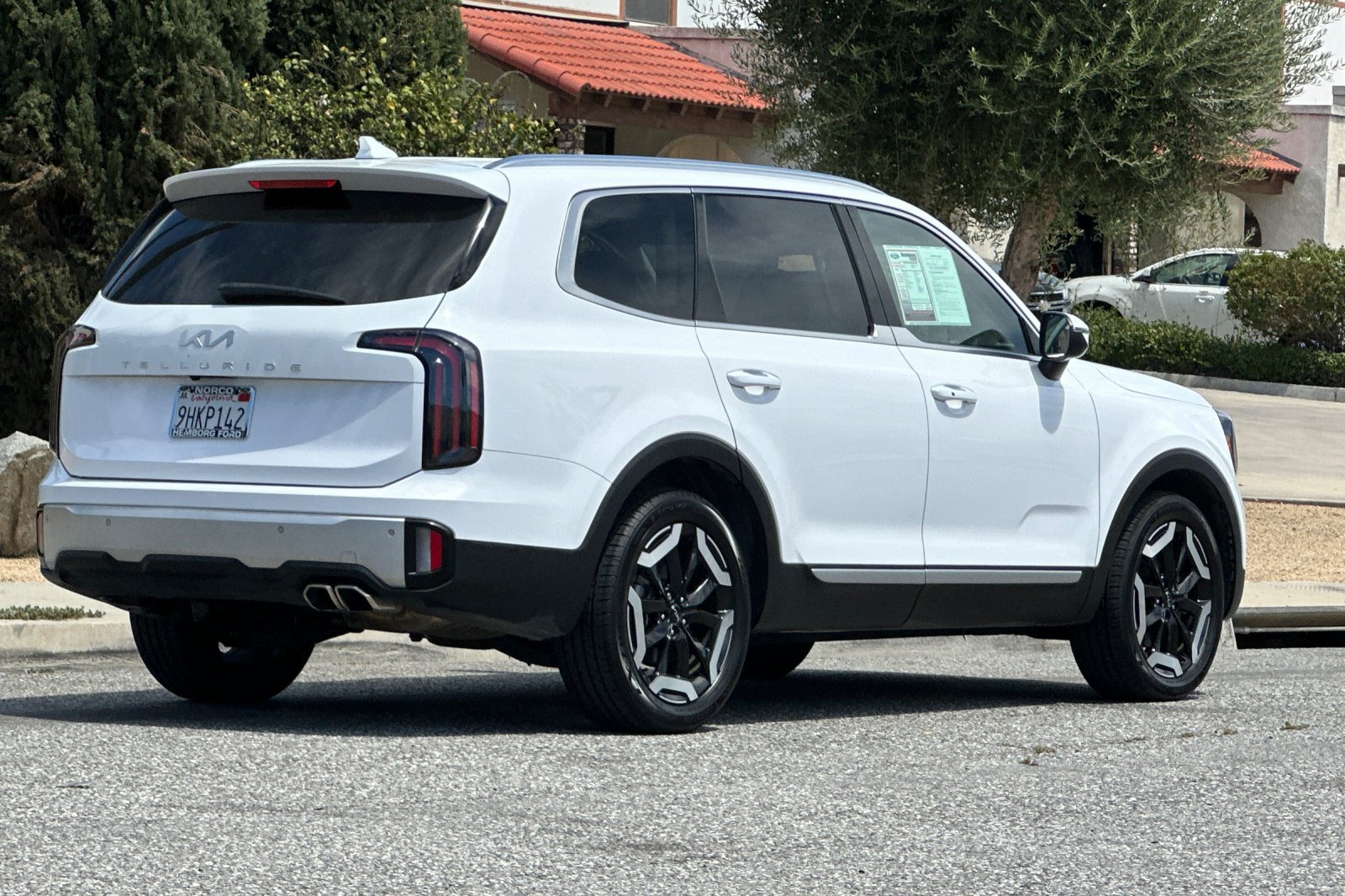Used 2024 Kia Telluride EX w/ EX Captain's Chair Package FWD image 4