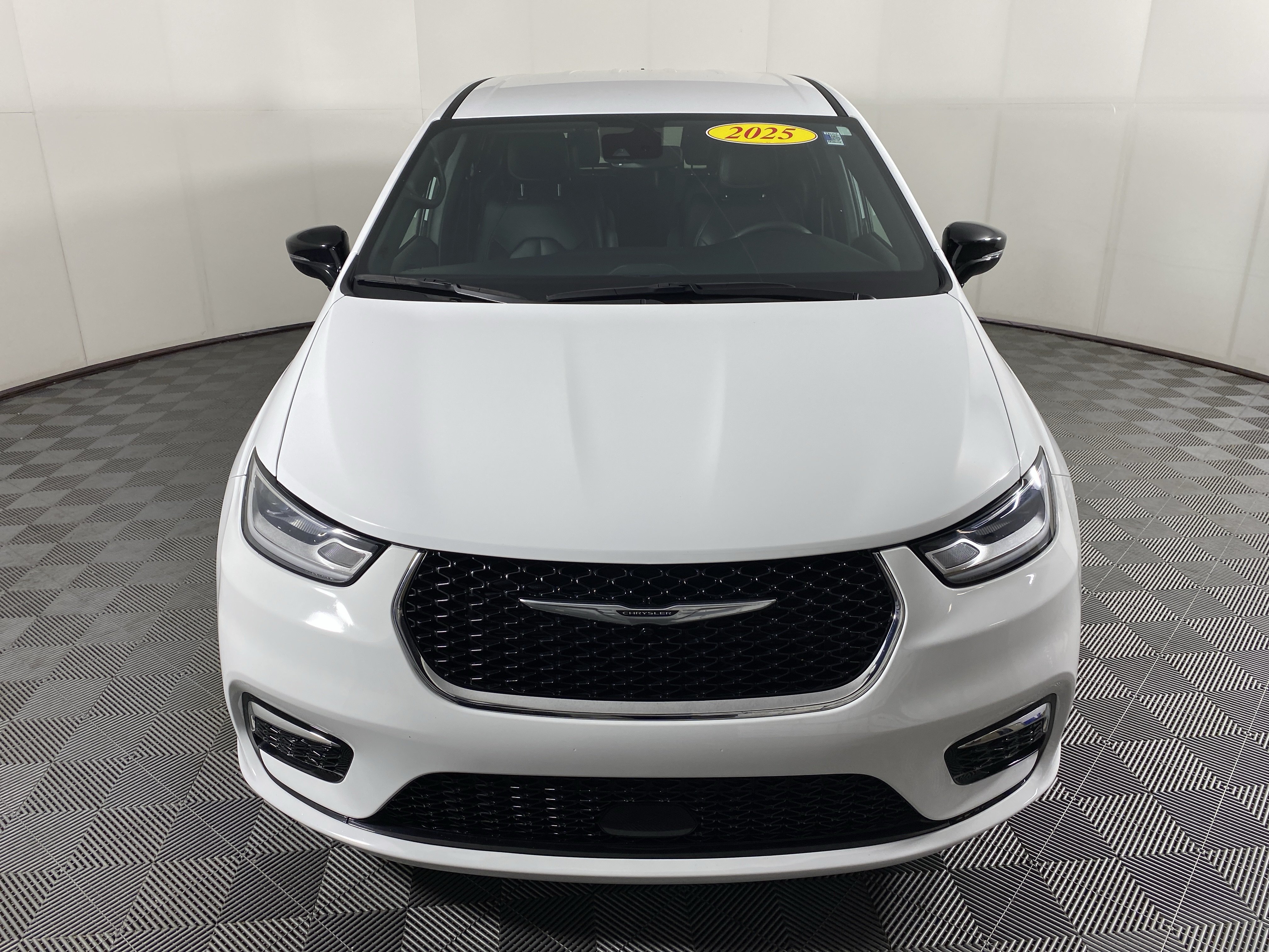 Used 2025 Chrysler Pacifica Select FWD image 11