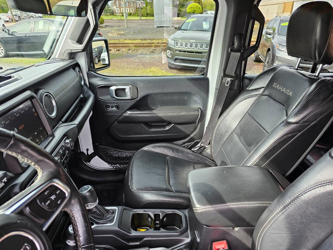 Used 2018 Jeep Wrangler Unlimited Sahara AWD/4WD image 9
