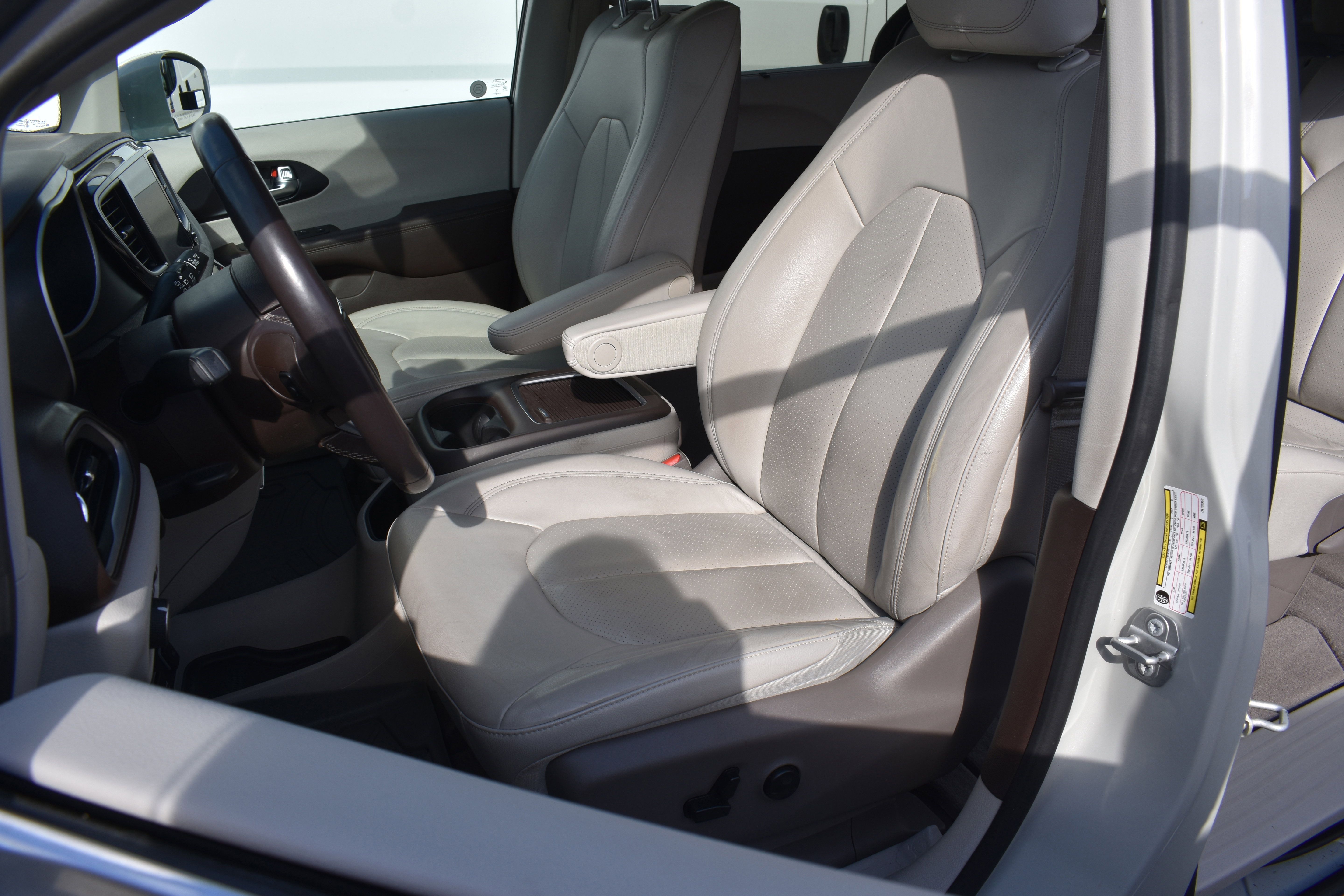 Used 2020 Chrysler Pacifica Touring-L Plus w/ Tire & Wheel Group image 28