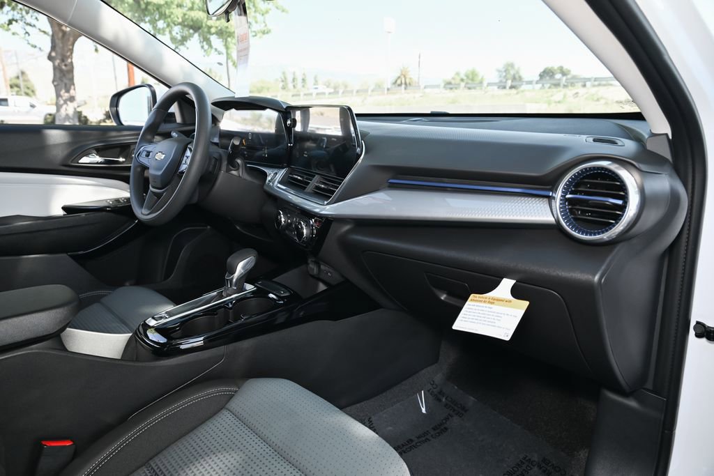 New 2026 Chevrolet Trax LT w/ LPO, Blackout Package FWD image 34