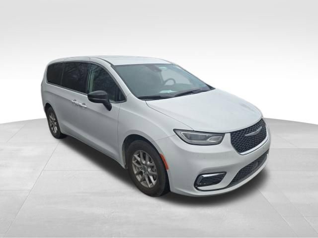 Used 2024 Chrysler Pacifica Touring-L image 8