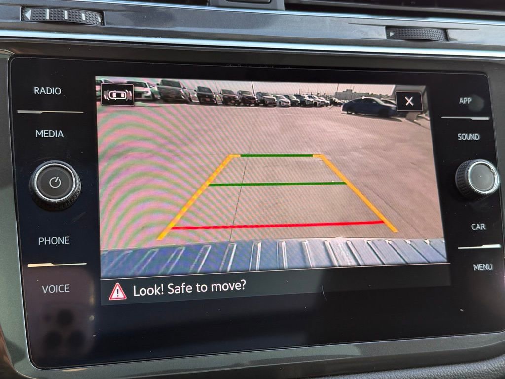 Used 2021 Volkswagen Tiguan SE w/ Panoramic Sunroof Package image 17