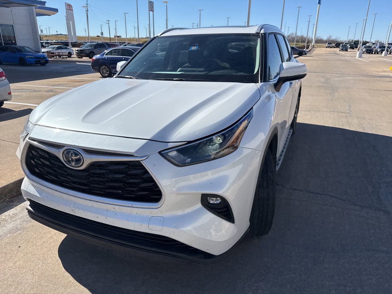 Used 2023 Toyota Highlander XLE image 3