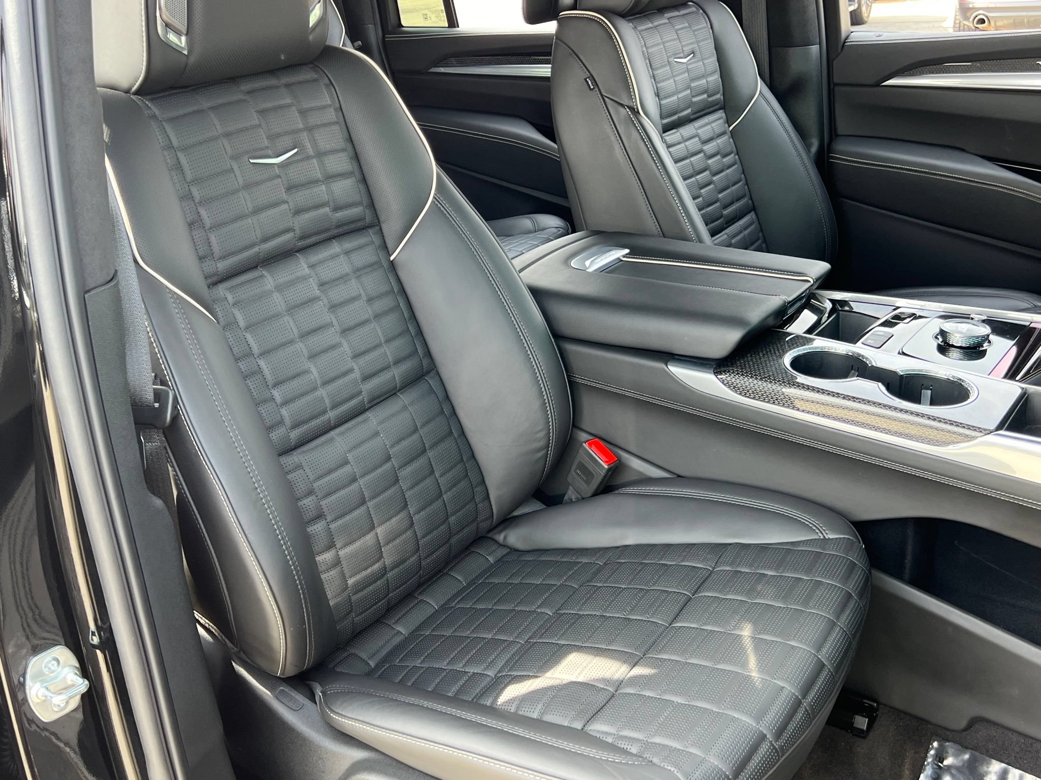 Used 2025 Cadillac Escalade ESV V AWD/4WD image 19