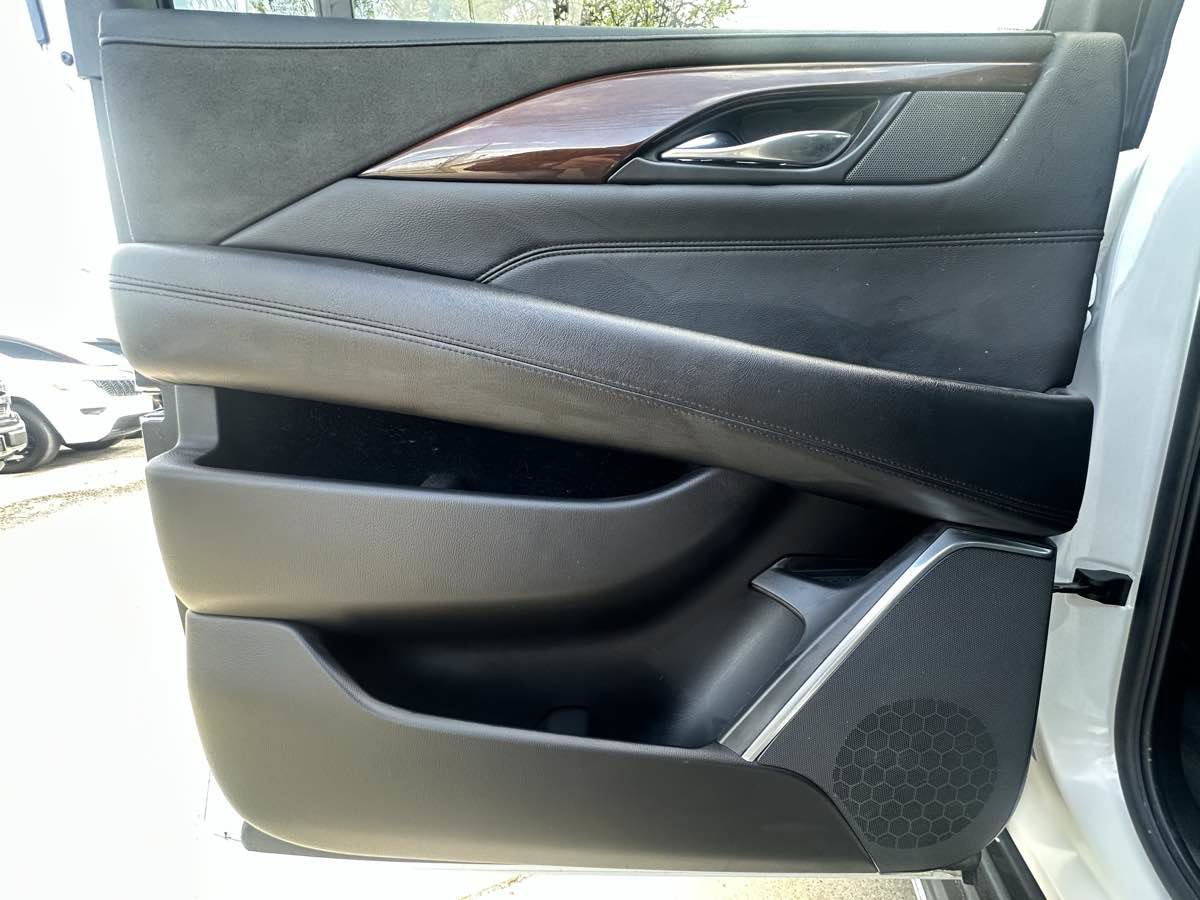 Used 2020 Cadillac Escalade ESV Luxury AWD/4WD image 36