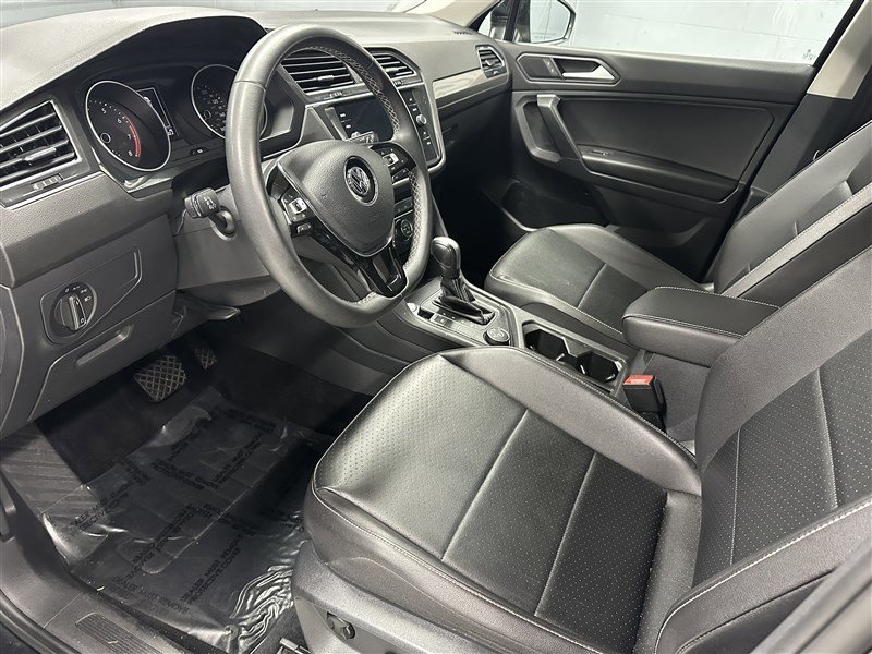 Used 2021 Volkswagen Tiguan SE w/ Panoramic Sunroof Package image 2