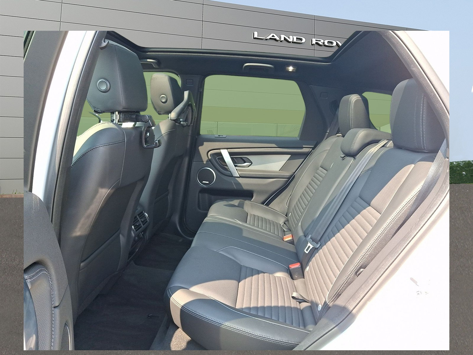 Used 2025 Land Rover Discovery Sport Dynamic SE AWD/4WD image 7